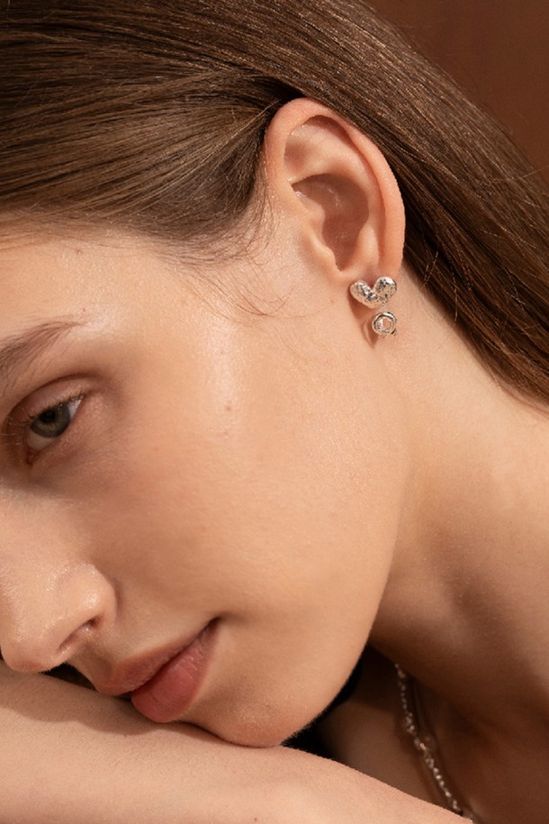 사랑스러운 트윈 하트 디자인이 돋보이는 이어링입니다. 실버 컬러의 금속 소재로 제작되어 세련된 느낌을 더하며, 페미닌하고 러블리한 스타일을 연출합니다. 데이트룩, 소개팅룩, 모임룩 등 다양한 TPO에 매치하여 로맨틱하고 걸리시한 분위기를 연출할 수 있습니다. 미니멀한 스타일을 선호하는 분들께도 추천하며, 하트 모티브 디자인으로 포인트를 더했습니다. 특별한 날, 당신의 사랑스러움을 더욱 돋보이게 해줄 커스텀 제작 캐스팅 제품입니다.
