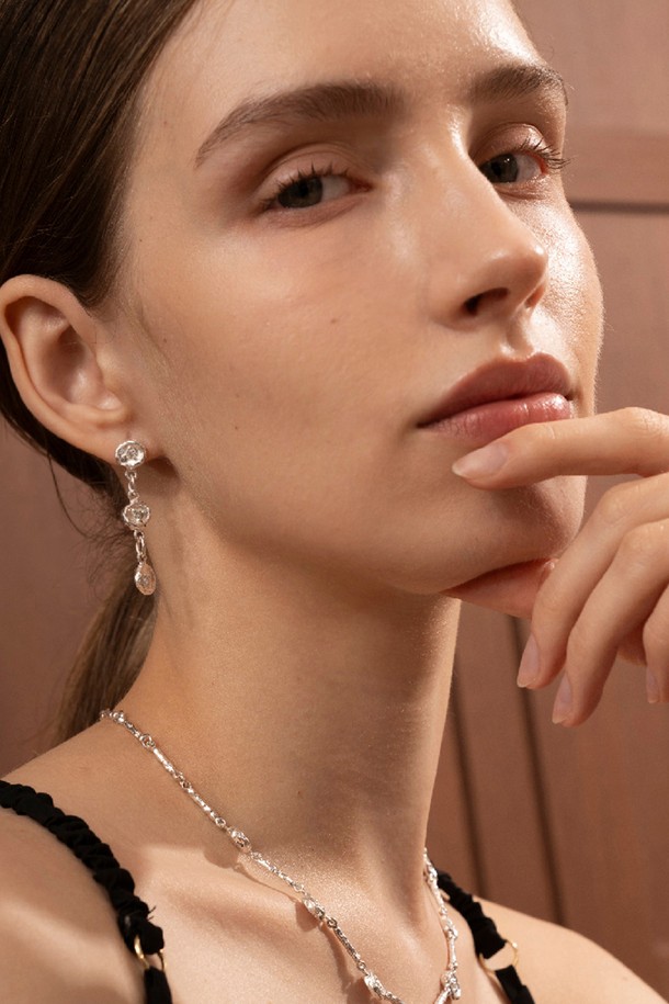 세련된 무드를 연출하는 다이브 이어링입니다. 여성스러움을 강조하는 롱 드롭형 디자인으로, 엘레강스한 스타일을 완성합니다. 금속 소재의 실버 컬러가 시원하고 깔끔한 인상을 주며, 데일리룩 또는 데이트룩, 모임룩 등 다양한 TPO에 활용하기 좋습니다. 클래식하면서도 미니멀한 스타일을 선호하는 분들께 추천합니다.
