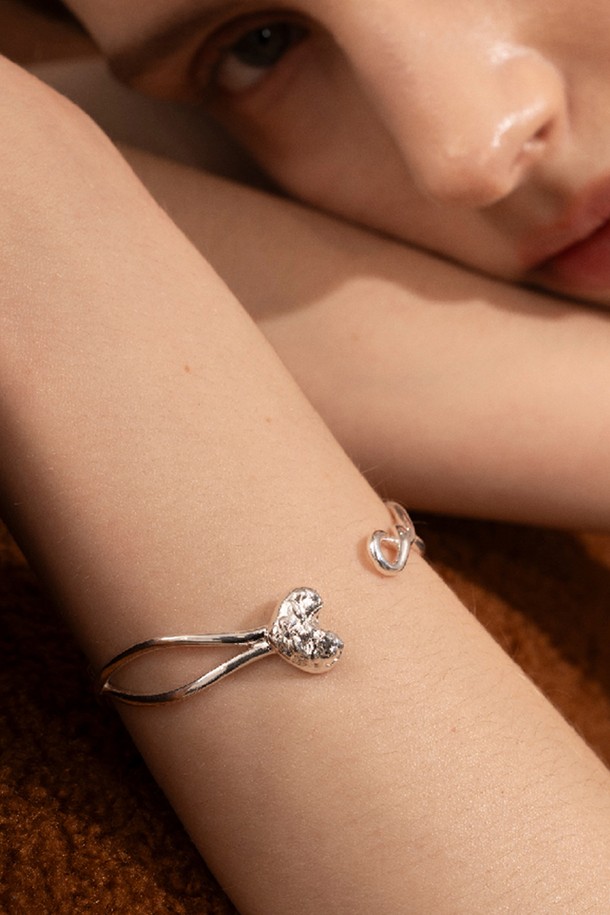 우아한 여성미를 강조하는 트윈하트 팔찌입니다. 실버 컬러의 에폭시 소재로 제작되었으며, 사랑스러운 트윈하트 디자인이 돋보입니다. 16~17cm 길이로 제작되어 편안하게 착용할 수 있으며, 데이트룩, 모임룩 등 특별한 날 더욱 빛나는 아이템입니다. 클래식, 로맨틱, 미니멀 스타일을 즐겨 입는 여성분들께 추천합니다. 섬세한 디자인과 고급스러운 소재로 소중한 당신의 손목을 더욱 아름답게 만들어 보세요.
