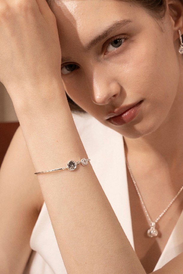리버스톤 이니셜 팔찌는 실버925 소재에 큐빅 지르코니아를 세팅하여 은은하게 빛나는 여성 팔찌입니다. 슬림한 뱅글 디자인에 자연스러운 곡선, 유기적인 텍스처가 더해져 미니멀하면서도 우아한 분위기를 연출합니다. 각인된 알파벳 이니셜은 나만의 개성을 드러내며, 광택 마감과 자연스러운 거친 텍스처 디테일이 섬세함을 더합니다. 데이트룩, 모임룩, 소개팅룩 등 어떤 TPO에도 잘 어울리며, 미니멀, 클래식, 로맨틱 스타일을 즐기는 여성분들께 추천합니다.
