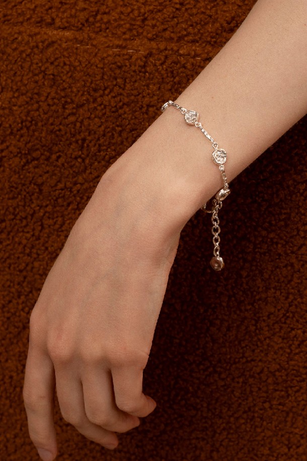 **아트클립 팔찌**는 미니멀하고 베이직한 스타일을 추구하는 여성분을 위한 실버 팔찌입니다. 유기적인 곡선 디자인과 불규칙한 실루엣이 특징이며, 입체적인 텍스처와 자연스러운 광택으로 세련된 분위기를 더합니다. 팔찌 전체에 큐빅 지르코니아 장식을 더하여 은은한 반짝임을 선사하며, 데일리룩과 오피스룩에 모두 잘 어울립니다. 실버925 소재로 제작되어 고급스러움을 더했으며, 약 8mm의 사이즈로 부담 없이 착용할 수 있습니다. 수공예적인 느낌을 살려 특별함을 더했습니다.
