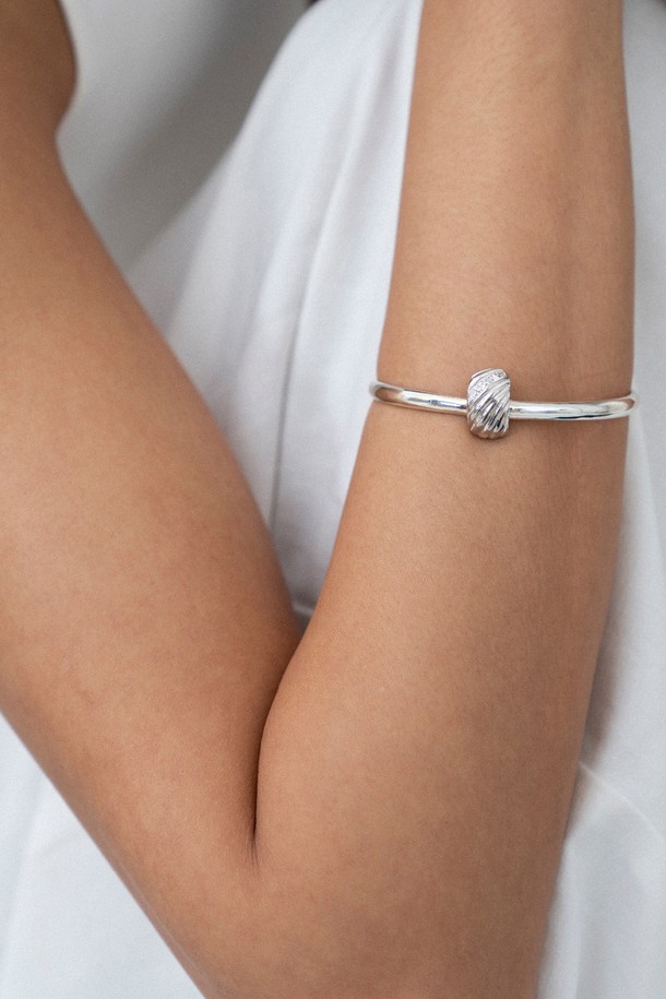 멜로디 라인 뱅글 팔찌 실버 16-17cm는 여성스러운 룩을 완성하는 미니멀하고 클래식한 디자인의 팔찌입니다. 실버 소재로 제작되어 은은한 광택을 자랑하며, 뱅글 형태로 편안하게 착용할 수 있습니다. 16cm에서 17cm 사이의 사이즈로 제작되어 손목에 시크하게 감기는 핏을 연출합니다. 데일리룩은 물론, 모임룩에도 포인트를 더해 세련된 스타일을 완성해 보세요. 심플한 라인 디자인이 돋보이는 멜로디 라인 뱅글 팔찌로 당신의 스타일을 더욱 돋보이게 연출해보세요.
