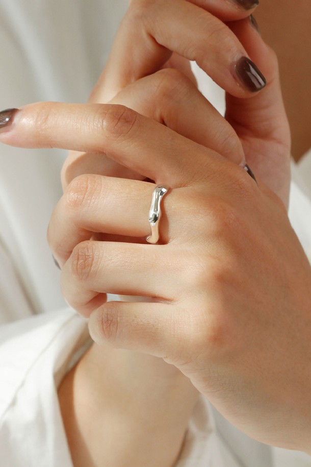 제이누이 내추럴 물결링 실버는 시크하고 세련된 스타일을 연출하는 반지입니다. 실버925 소재로 제작되었으며, 자연스러운 물결 모양과 불규칙한 형태의 디자인이 특징입니다. 상단 두께 4.5mm, 하단 두께 1.8mm로, 엄지손가락이나 약지에 착용하여 데일리 또는 포인트 아이템으로 활용하기 좋습니다. 불규칙한 곡선과 비대칭 디자인이 독특한 매력을 더합니다.
