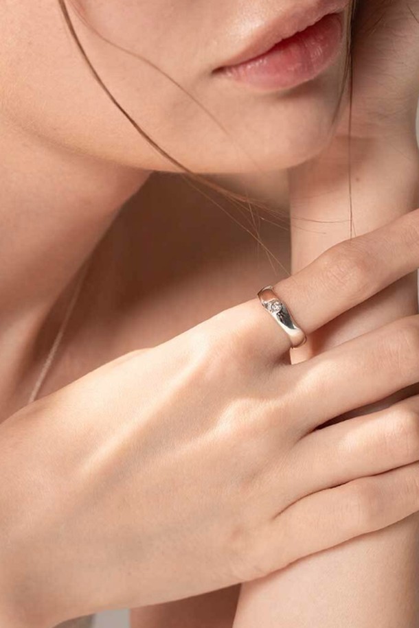 제이누이 스노우 플레어링 L 반지는 눈송이 모티브와 러프한 디테일이 돋보이는 실버925 소재의 미니멀한 디자인 반지입니다. 수공예 및 주물 제작 방식을 통해 섬세하고 개성 있는 디자인을 구현했으며, 스톤 세팅으로 은은한 포인트를 더했습니다. 데이트룩, 모임룩, 소개팅룩 등 다양한 TPO에 어울리며, 미니멀, 클래식, 시크 스타일을 즐겨 입는 분들께 추천합니다. 기본 패키지 또는 프리미엄 패키지 중 선택 가능하며, 제작 기간은 7~14일 소요됩니다. 우체국 택배를 통해 안전하게 배송됩니다.
