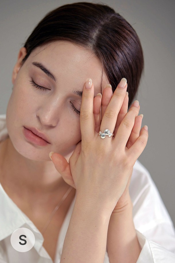 제이누이 제이 버블 반지 silver는 미니멀하고 클래식한 스타일을 추구하는 여성분들을 위한 실버925 소재의 데일리 반지입니다. 버블 디자인이 특징이며, 캐스팅 제작 방식으로 섬세하게 제작되었습니다. 모임룩에 포인트를 더할 수 있으며, 기포가 발생할 수 있어 더욱 특별한 매력을 선사합니다. 기본 또는 프리미엄 패키지 선택이 가능하며, 결제 확인 후 우체국 택배를 통해 7-14일 이내에 받아보실 수 있습니다.

