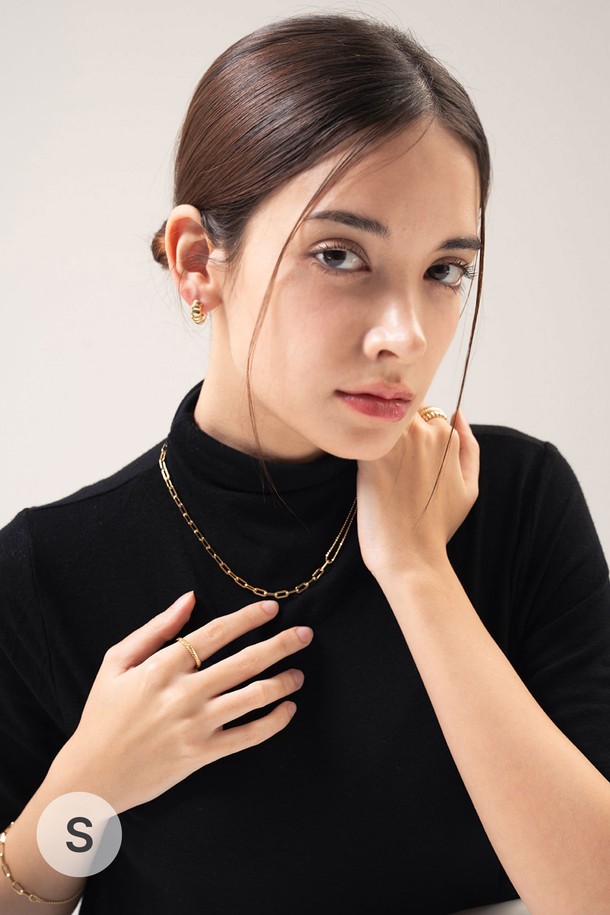 제이누이 컷팅 트위스트링 silver는 심플하고 세련된 디자인의 반지입니다. 실버925 소재로 제작되어 변색 걱정 없이 오랫동안 착용할 수 있으며, 컷팅 디테일이 빛의 반짝임을 더합니다. 트위스트 디자인이 더해져 자연스러운 매력을 선사하며, 미니멀하고 베이직한 스타일로 일상에서 편안하게 착용하기 좋습니다. 단독으로 착용하거나 다른 반지와 레이어드하여 두 가지 스타일을 연출할 수 있습니다. 주문 후 7-14일의 제작 기간이 소요되며, CCTV 검수 및 꼼꼼한 포장을 거쳐 고객에게 전달됩니다.
