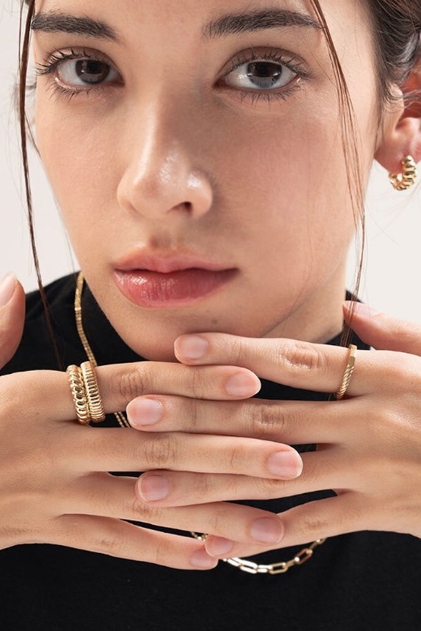 제이누이 컷팅 트위스트링 14k 골드 도금 반지는 여성스러운 매력을 더해줄 아이템입니다. 실버925 소재에 14K 골드 도금을 입혀 고급스러움을 더했으며, 컷팅과 트위스트 디테일의 조화가 돋보입니다. 폭 2.7mm, 두께 2.5mm의 슬림한 디자인으로, 단독 착용 시 세련된 느낌을 선사합니다. 데이트룩, 모임룩 등 다양한 TPO에 활용 가능하며, 미니멀, 클래식, 시크 스타일을 즐기는 분들께 추천합니다. 단독으로 착용하거나 다른 반지와 레이어드하여 유니크한 스타일링을 연출해보세요.
