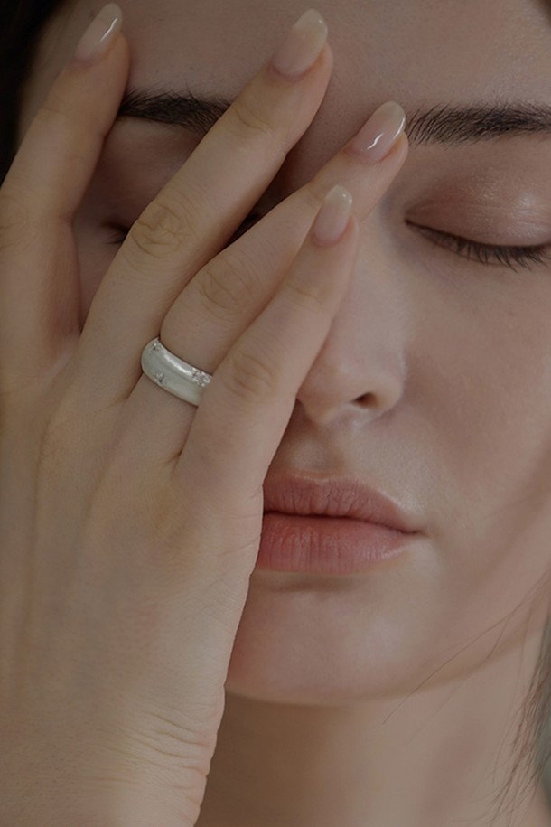 제이누이 스텔라 볼륨 링 20호-23호는 여성스러운 스타일을 완성하는 실버 925 소재의 반지입니다. 둥근 림 형태에 볼륨감 있는 디자인, 별 모양 디테일이 더해져 우아하고 엘레강스한 무드를 자아냅니다. 큐빅 지르코니아의 반짝임이 빛 반사 효과를 극대화하여 데이트룩, 모임룩에 포인트를 더합니다. 클래식, 미니멀, 로맨틱 등 다양한 스타일을 즐겨보세요.
