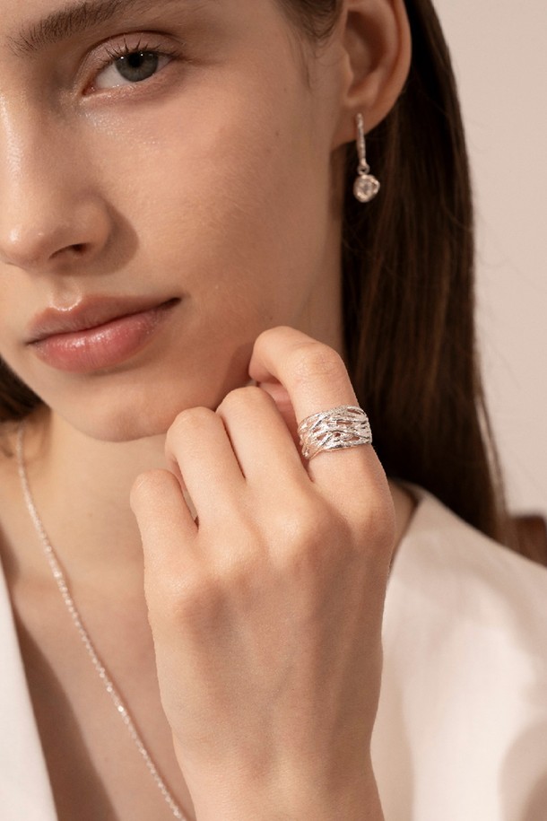 제이누이 포레스트 링은 미니멀하고 클래식한 스타일을 추구하는 여성 고객을 위한 실버 색상의 반지입니다. 에폭시 소재를 사용하여 은은한 광택을 더했으며, 일상에서 편안하게 착용하기 좋습니다. 캐스팅 제품의 특성상 미세한 기포가 있을 수 있으며, 천연석 제품의 경우 색상 차이 및 내포물이 존재할 수 있습니다. 심플하면서도 세련된 디자인으로 어떤 스타일에도 잘 어울립니다. 
