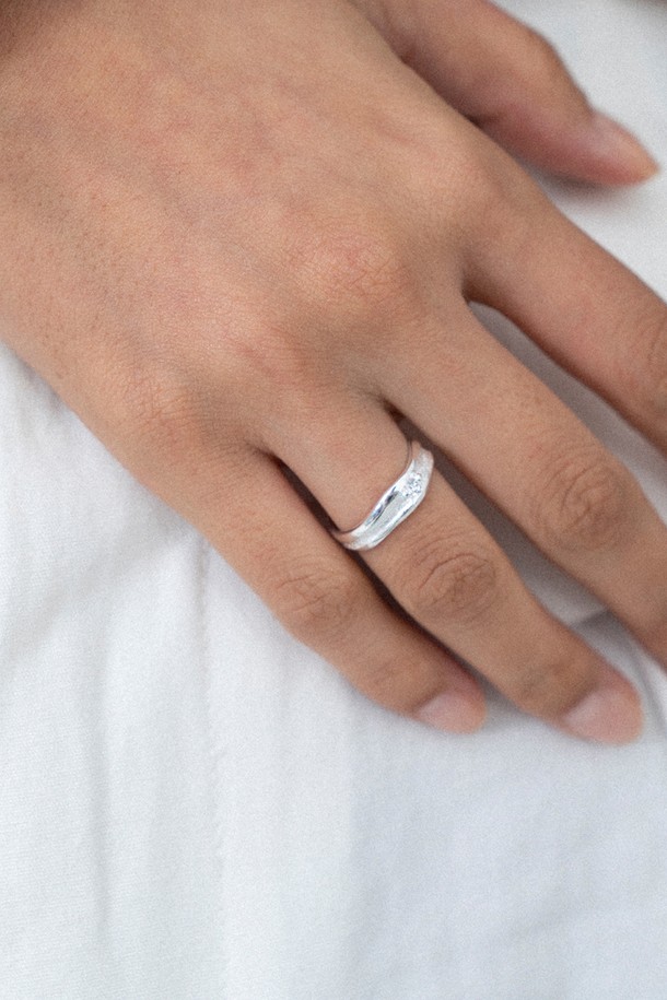 유니티 링 silver L는 남녀 모두 착용 가능한 실버925 소재의 반지입니다. 미니멀하고 베이직한 스타일로, 심플한 라인과 자연스러운 곡선, 유광/무광 표면 처리가 특징입니다. 약 3.5mm 밴드 두께에 작은 큐빅 지르코니아 스톤으로 포인트를 주어 세련됨을 더했습니다. 데이트룩, 모임룩, 소개팅룩 등 다양한 TPO에 활용 가능하며, 미니멀, 클래식, 시크 스타일을 즐기는 분들께 추천합니다. L 사이즈로 제작되었습니다.
