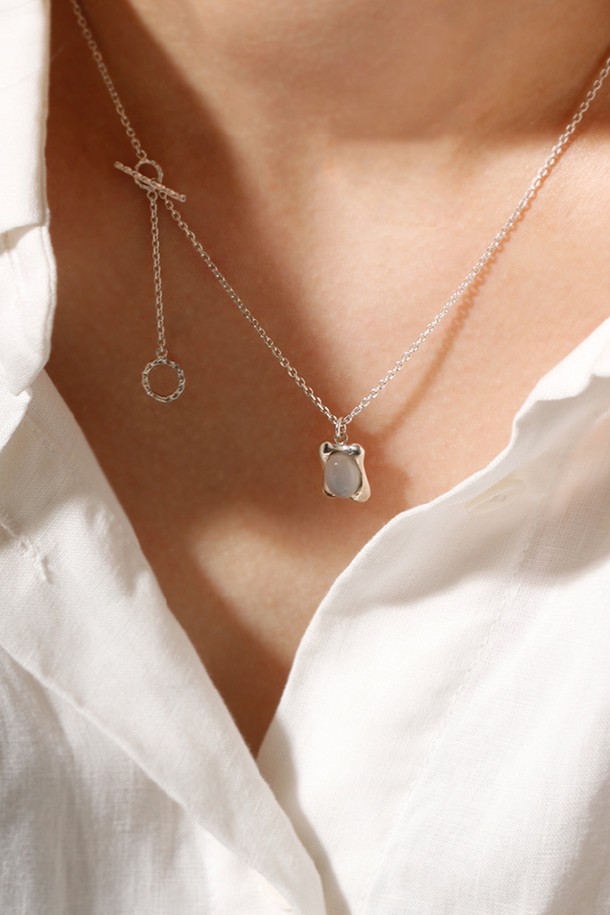 세련된 실버 컬러의 퍼스트 토글 네크리스 목걸이입니다. 금속 소재로 제작되었으며, 미니멀하고 베이직한 스타일을 추구하는 여성분들께 추천합니다. 토글 잠금 방식으로 디자인되어 착용이 편리하며, 심플한 체인 디자인이 특징입니다. 데일리룩에 포인트로 활용하기 좋은 아이템입니다. 일상 속에서 세련된 스타일을 연출해보세요.
