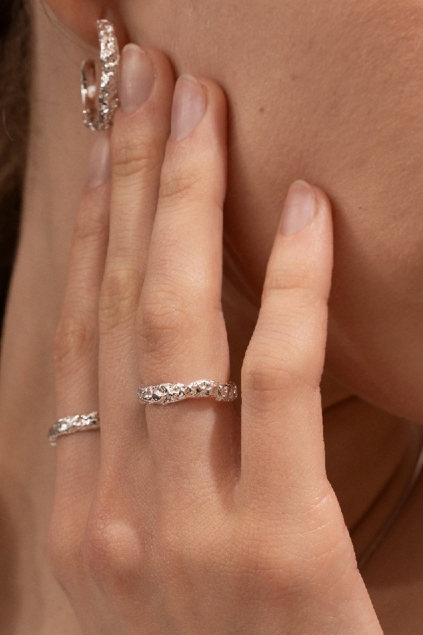 세련된 실버 컬러의 "크레이터 링"은 여성 고객을 위해 특별히 디자인되었습니다. 에폭시 소재를 사용하여 제작되었으며, 미니멀, 클래식, 시크 스타일을 선호하는 분들에게 적합합니다. 데이트룩, 쇼핑룩 등 다양한 TPO에 매치하여 세련된 분위기를 연출할 수 있습니다. 각 링은 맞춤 제작 방식으로, 제작 기간은 7-14일이 소요됩니다. 주물 제작 방식 특성상 미세 기포가 발생할 수 있으며, 자연석 사용 시 천연 특성에 따라 색상 및 내포물 차이가 있을 수 있습니다.
