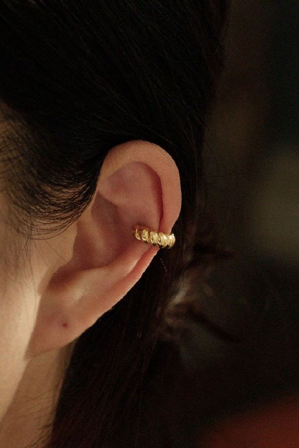 글루즈 이어커프 14k 골드 도금 제품은 여성 고객을 위한 심플한 디자인의 이어커프입니다. 귀 뒷부분에 착용하는 방식으로, 미니멀하고 클래식한 스타일을 연출합니다. 실버925 소재 위에 14k 골드 도금 마감하여 고급스러운 광택을 더했습니다. 일상에서 세련된 포인트를 줄 수 있는 아이템입니다.
