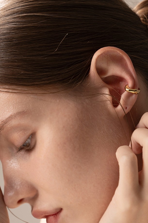 세련된 엣지를 더해줄 슬릭 엣지 이어커프 실버입니다. 금속 소재의 미니멀하고 모던한 디자인으로, 여성분들의 데일리룩과 모임룩에 시크한 포인트를 더해줍니다. 귀 뒷부분을 감싸는 형태로, 귀를 뚫지 않아도 착용 가능하며 클립형 잠금 방식으로 간편하게 탈착할 수 있습니다. 심플하면서도 엣지있는 디자인은 어떤 스타일에도 자연스럽게 어울립니다.
