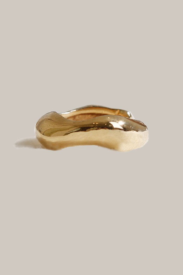 세련된 스타일을 완성하는 슬릭 엣지 이어커프 14k 골드 도금 제품입니다. 실버925 소재에 14K 골드 도금으로 고급스러움을 더했으며, 심플하고 미니멀한 디자인이 특징입니다. 피어싱 없이도 착용 가능하며, 단독 또는 레이어드하여 다양한 스타일을 연출할 수 있습니다. 데이트룩, 카페룩, 모임룩 등 어떤 TPO에도 잘 어울리는 클래식하고 시크한 아이템입니다.
