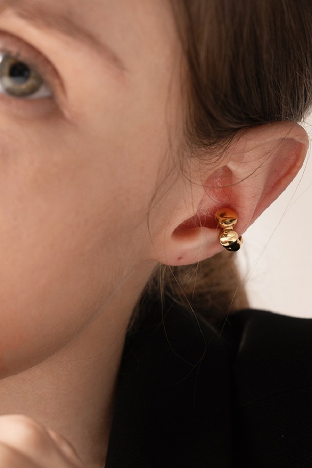 제이 버블 이어커프 실버는 피어싱 없이도 세련된 스타일을 연출할 수 있는 이어커프입니다. 실버925 소재로 제작되어 고급스러운 광택을 자랑하며, 약 8mm 폭의 링에 버블 장식이 더해져 미니멀하면서도 돋보이는 디자인을 선사합니다. 내경 약 10mm로 편안하게 착용 가능하며, 데이트룩, 카페룩, 모임룩 등 다양한 TPO에 활용하기 좋습니다. 심플하고 베이직한 디자인으로 다른 이어커프나 액세서리와 레이어드하여 더욱 개성 있는 스타일을 완성해보세요.
