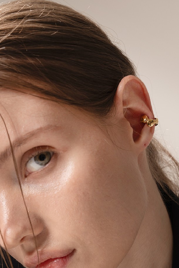 제이 버블 이어커프 14k 골드 도금 제품은 피어싱 없이도 세련된 스타일을 연출할 수 있는 이어커프입니다. 실버925 소재에 14K 골드 도금 처리하여 고급스러운 광택을 더했으며, 미니멀하고 베이직한 스타일을 추구하는 여성분들께 추천합니다. 원형 링 디자인에 버블 장식이 더해져 유니크함을 더했으며, 데이트룩, 카페룩, 모임룩 등 다양한 TPO에 매치하기 좋습니다. 레이어드하여 더욱 풍성한 스타일링이 가능하며, 심플하면서도 세련된 디자인으로 어떤 룩에도 포인트가 되어줍니다.
