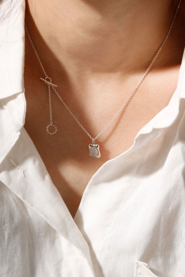 세련된 실버 컬러의 퍼스트 토글 네크리스 목걸이입니다. 금속 소재로 제작되었으며, 미니멀하고 베이직한 스타일을 추구하는 여성분들께 추천합니다. 토글 잠금 방식으로 디자인되어 착용이 편리하며, 심플한 체인 디자인이 특징입니다. 데일리룩에 포인트로 활용하기 좋은 아이템입니다. 일상 속에서 세련된 스타일을 연출해보세요.
