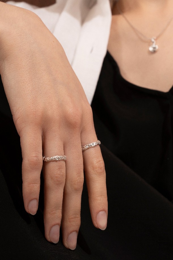 세련된 실버 컬러의 "크레이터 링"은 여성 고객을 위해 특별히 디자인되었습니다. 에폭시 소재를 사용하여 제작되었으며, 미니멀, 클래식, 시크 스타일을 선호하는 분들에게 적합합니다. 데이트룩, 쇼핑룩 등 다양한 TPO에 매치하여 세련된 분위기를 연출할 수 있습니다. 각 링은 맞춤 제작 방식으로, 제작 기간은 7-14일이 소요됩니다. 주물 제작 방식 특성상 미세 기포가 발생할 수 있으며, 자연석 사용 시 천연 특성에 따라 색상 및 내포물 차이가 있을 수 있습니다.
