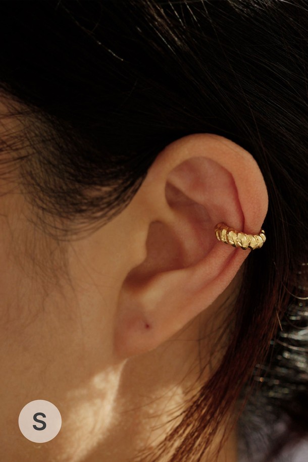 글루즈 이어커프 실버는 미니멀하고 베이직한 스타일을 추구하는 분들을 위한 이어커프입니다. 실버925 소재에 14K 골드 도금으로 고급스러움을 더했으며, 글루즈 디자인이 특징입니다. 일상에서 착용하기 좋으며, 사이즈 조절이 가능하여 편안하게 착용할 수 있습니다. 캐스팅 제작 특성상 미세한 기포가 발생할 수 있으며, 이 점은 제품의 자연스러운 특성입니다.
