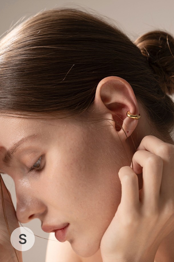 세련된 엣지를 더해줄 슬릭 엣지 이어커프 실버입니다. 금속 소재의 미니멀하고 모던한 디자인으로, 여성분들의 데일리룩과 모임룩에 시크한 포인트를 더해줍니다. 귀 뒷부분을 감싸는 형태로, 귀를 뚫지 않아도 착용 가능하며 클립형 잠금 방식으로 간편하게 탈착할 수 있습니다. 심플하면서도 엣지있는 디자인은 어떤 스타일에도 자연스럽게 어울립니다.
