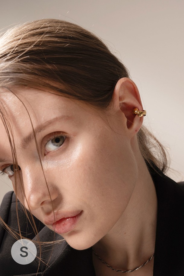 제이 버블 이어커프 실버는 피어싱 없이도 세련된 스타일을 연출할 수 있는 이어커프입니다. 실버925 소재로 제작되어 고급스러운 광택을 자랑하며, 약 8mm 폭의 링에 버블 장식이 더해져 미니멀하면서도 돋보이는 디자인을 선사합니다. 내경 약 10mm로 편안하게 착용 가능하며, 데이트룩, 카페룩, 모임룩 등 다양한 TPO에 활용하기 좋습니다. 심플하고 베이직한 디자인으로 다른 이어커프나 액세서리와 레이어드하여 더욱 개성 있는 스타일을 완성해보세요.
