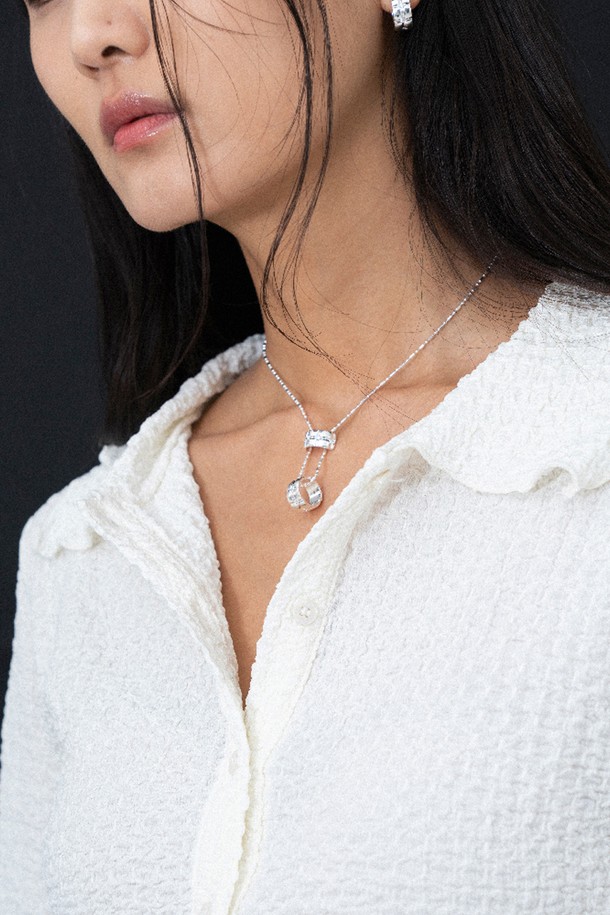 모멘텀 네크리스 목걸이 실버는 미니멀하고 모던한 스타일을 추구하는 여성분들을 위한 실버925 소재의 목걸이입니다. 이중 펜던트 디자인과 수직 라인 디테일로 세련된 포인트를 더했으며, 길이 조절이 가능하여 다양한 스타일 연출이 용이합니다. 데이트룩, 소개팅룩, 모임룩 등 TPO에 맞춰 클래식하고 시크한 무드를 연출해보세요. 심플하면서도 고급스러운 디자인으로 어떤 옷차림에도 잘 어울려 데일리 아이템으로 활용하기 좋습니다. 체인을 연장하여 더욱 다양한 스타일을 시도할 수 있습니다.
