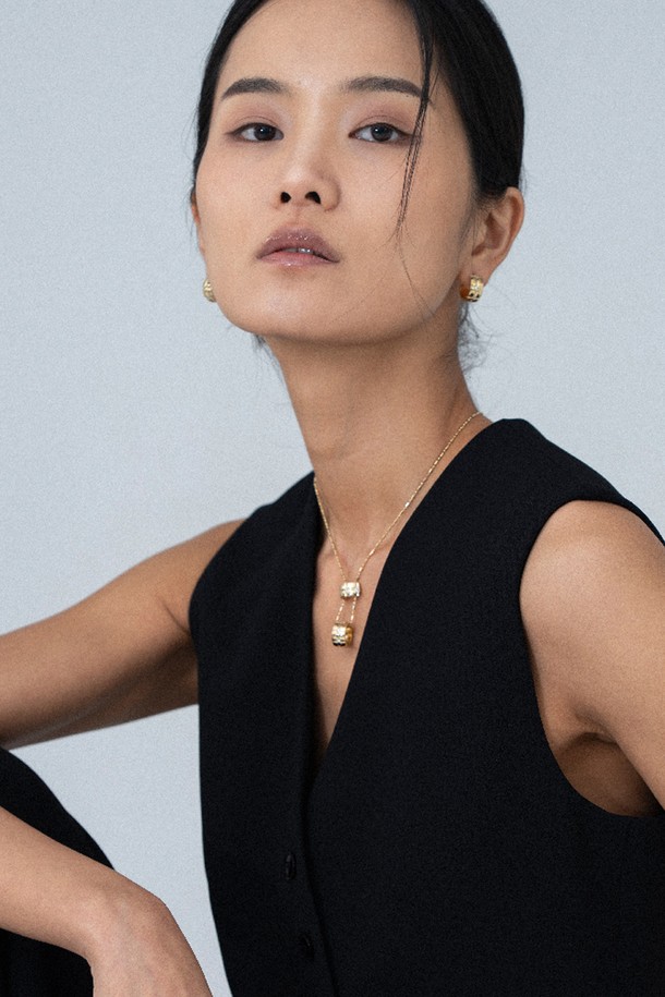 14k 골드 도금된 모멘텀 네크리스 목걸이는 여성스러운 매력을 더해줄 아이템입니다. 미니멀하고 모던한 스타일로, 데일리룩은 물론 모임룩, 소개팅룩에도 잘 어울립니다. 실버925를 사용하여 제작되었으며, 이중 펜던트 디자인과 수직선 각인 디테일이 돋보입니다. 체인 길이는 40cm이며, 4cm의 연장 체인이 있어 길이 조절이 용이합니다. 기본 및 프리미엄 패키지 구성으로 만나보실 수 있습니다.
