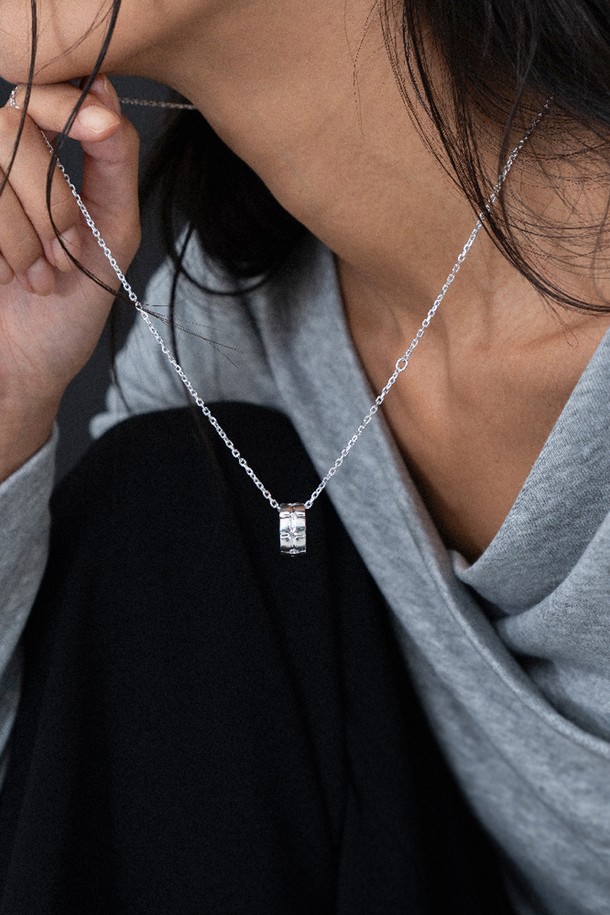 "그레이스 네크리스" 목걸이 silver는 여성의 우아함을 돋보이게 해주는 실버925 소재의 목걸이입니다. 광택이 돋보이는 실버 마감과 미니멀한 디자인이 특징이며, 크로스 라인 디테일로 포인트를 더했습니다. 데일리룩은 물론, 모임룩이나 소개팅룩에 매치하여 세련된 스타일을 연출할 수 있습니다. 65cm 길이의 체인으로 제작되었으며, 체인 방식으로 길이를 조절하여 다양한 스타일을 연출할 수 있습니다. 심플하면서도 고급스러운 분위기를 선호하는 여성분들께 추천합니다.
