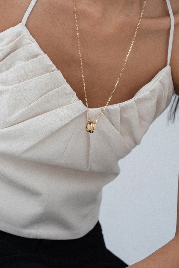 **그레이스 네크리스 목걸이 14K 골드 도금**은 여성스러운 스타일을 완성하는 목걸이입니다. 실버925를 베이스로 폴리싱 처리하여 반짝이는 광택을 더했으며, 큐빅 지르코니아와 크로스 라인 패턴으로 우아한 매력을 선사합니다. 14K 골드 컬러와 미니멀한 디자인은 데일리룩은 물론, 모임룩에도 잘 어울립니다. 50cm, 55cm, 60cm로 조절 가능한 체인과 체인형 잠금 방식으로 편안하게 착용할 수 있습니다. 큐빅과 각인 디테일이 돋보이는 이 목걸이는 당신의 아름다움을 더욱 빛내줄 것입니다.
