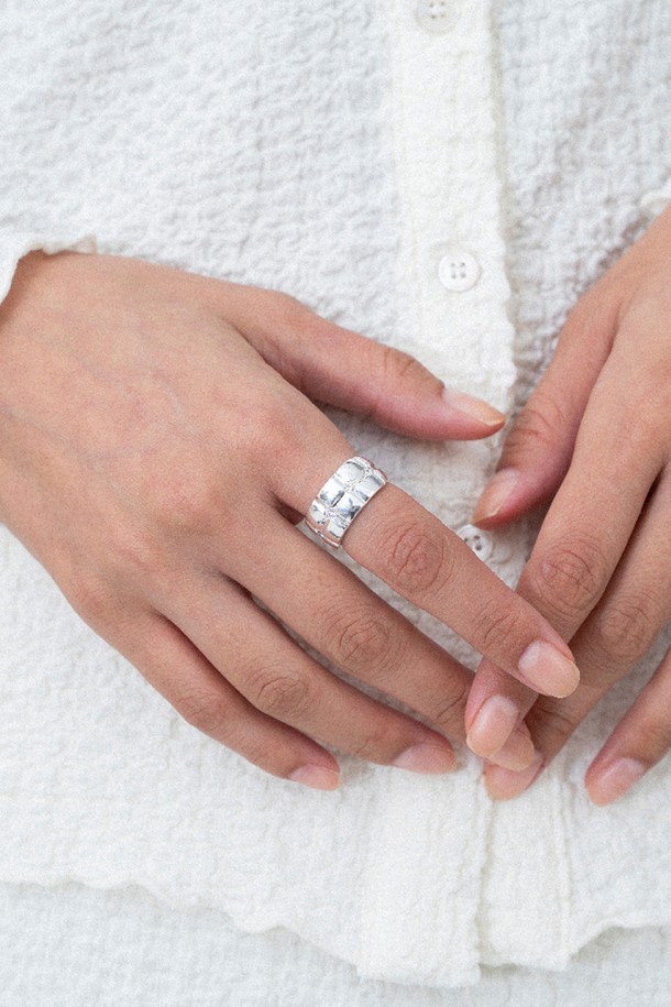 "그레이스 링 실버"는 여성스러움을 극대화하는 실버925 소재의 반지입니다. 유려한 곡선과 직선적인 디자인, 스톤 세팅이 조화롭게 어우러져 우아하고 페미닌한 스타일을 연출합니다. 밴드 너비 약 10mm x 5.5mm 사이즈로, 데이트룩, 모임룩, 소개팅룩에 포인트를 더할 수 있습니다. 각 링은 주문 후 캐스팅 공법으로 제작되며, 7-14일의 제작 기간과 CCTV 검수를 거쳐 꼼꼼하게 완성됩니다. 클래식, 미니멀, 로맨틱 스타일을 즐기는 당신에게 완벽한 선택이 될 것입니다.
