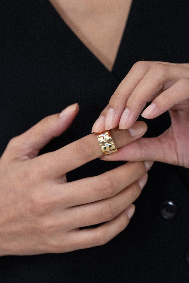 "그레이스 링 14k 골드 플래티드"는 여성용 반지로, 미니멀하고 클래식한 스타일을 추구하는 분들께 적합합니다. 14k 골드 도금 소재로 제작되어 은은한 광택을 자랑하며, 심플한 디자인으로 어떤 룩에도 자연스럽게 어울립니다. 일상에서 편안하게 착용할 수 있도록 디자인되었으며, 커스텀 제작 방식으로 제작됩니다. 주물 제작 과정에서 미세한 기포가 발생할 수 있습니다.
