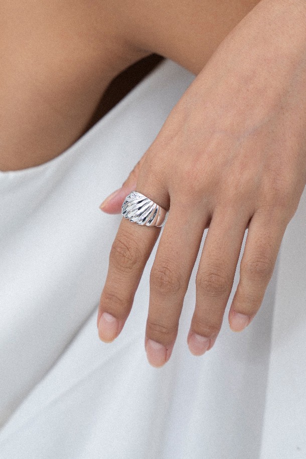 "멜로디 라인 링 silver"는 실버925와 큐빅지르코니아 소재로 제작된 반지입니다. 입체적인 사선 패턴과 중앙 스톤 세팅, 볼륨감 있는 곡선이 조화를 이루어 미니멀하면서도 클래식한 분위기를 연출합니다. 13.5mm x 5.5mm 사이즈로, 데일리룩 또는 포멀한 모임룩, 오피스룩에 매치하기 좋습니다. 주물 제작 특성상 미세 기포가 발생할 수 있으며, 천연석 특성상 색상 차이나 내포물은 자연스러운 현상입니다. 단정한 디자인으로 어느 스타일에도 포인트를 더해줍니다.
