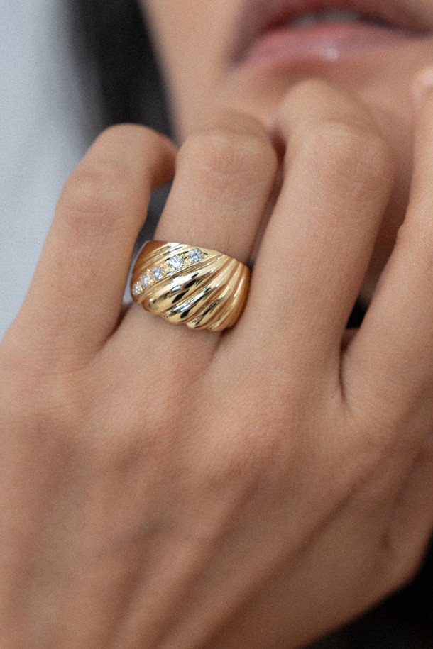 멜로디 라인 링 14k 골드 도금은 여성스러움을 돋보이게 해주는 반지입니다. 미니멀한 디자인에 웨이브 패턴 라인 디테일을 더해 세련된 무드를 연출합니다. 14k 골드 도금 처리로 은은한 광택을 자랑하며, 데이트룩이나 모임룩에 포인트를 더하기 좋습니다. 클래식, 로맨틱, 미니멀 스타일을 즐겨 입는 분들께 추천하며, 어떤 룩에도 자연스럽게 어울립니다.
