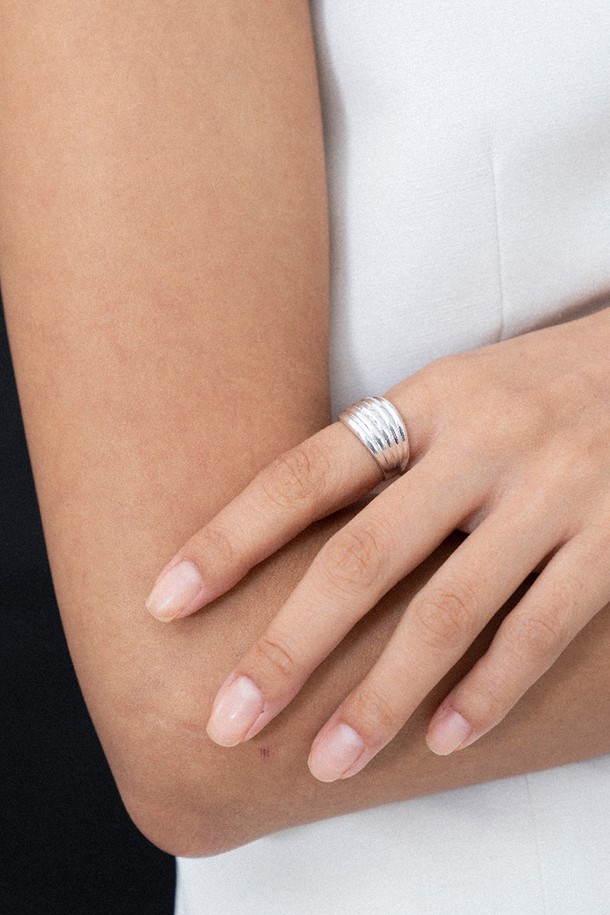 크레센도 링 실버는 미니멀하고 클래식한 스타일을 추구하는 분들을 위한 반지입니다. 실버925 소재로 제작되어 변색 걱정 없이 오랫동안 착용할 수 있으며, 광택과 입체감이 돋보이는 표면 처리가 특징입니다. 반복적인 라인 패턴과 볼드한 디자인, 그리고 입체적인 텍스처가 더해져 유니크한 매력을 선사합니다. 수제작 캐스팅 제품으로, 자연스러운 공기방울이 있을 수 있으며 데일리 아이템으로 활용하기 좋습니다.
