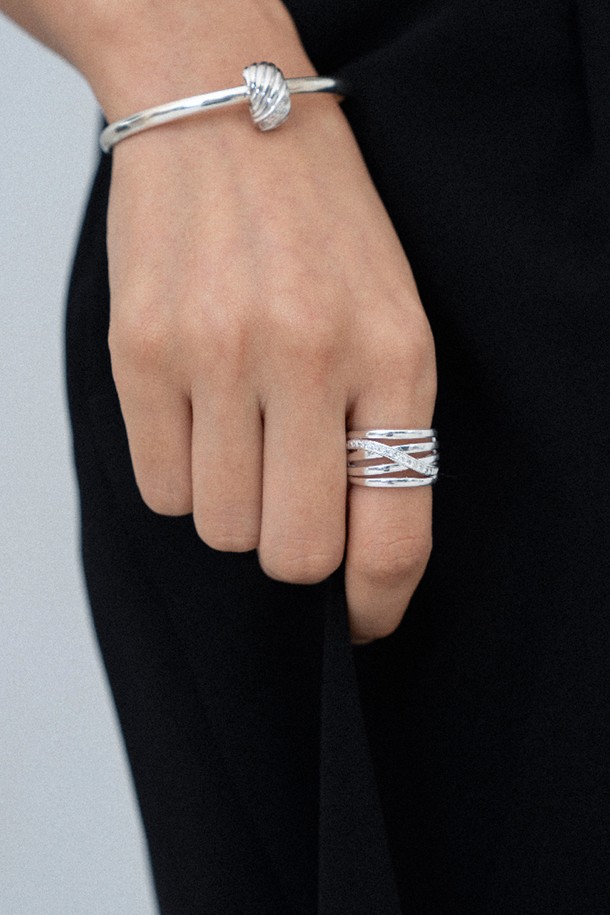 **라이언트 링 silver**

미니멀하고 베이직한 디자인의 라이언트 링 실버입니다. 실버 소재로 제작되었으며, 라인 디테일이 돋보입니다. 데이트룩, 모임룩 등 다양한 TPO에 매치하여 클래식한 스타일을 연출할 수 있습니다. 7-14일의 제작 기간이 소요되는 커스텀메이드 제품으로, 기본 패키지는 10만원 미만, 프리미엄 패키지는 10만원 이상입니다. 심플하면서도 세련된 포인트를 더해줍니다.
