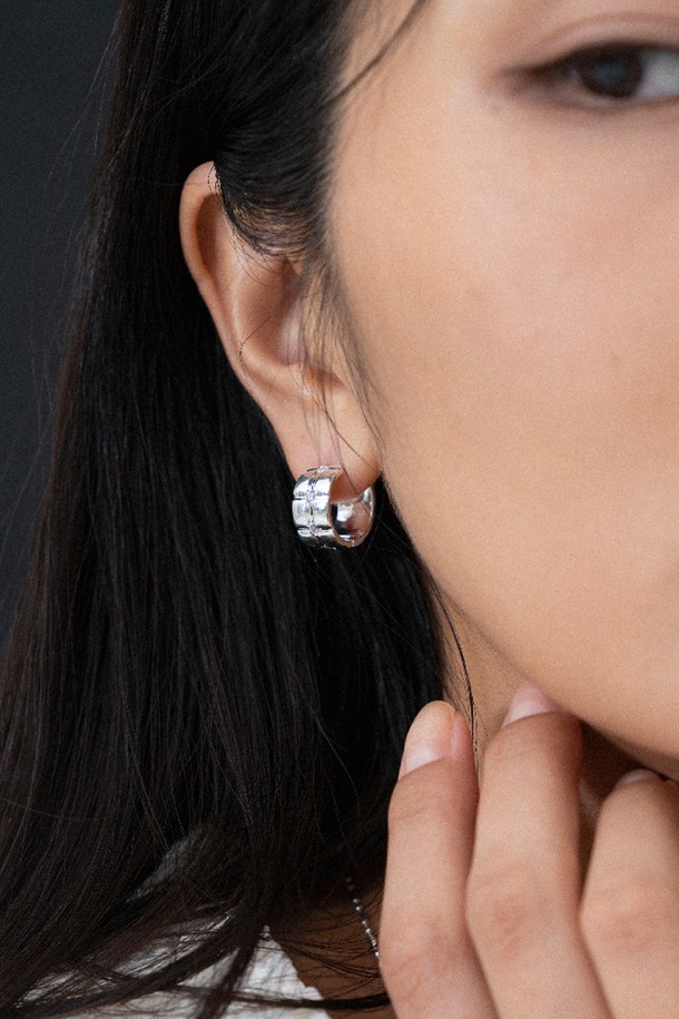 그레이스 이어링 실버는 우아하고 미니멀한 스타일을 연출하는 여성용 이어링입니다. 실버925와 큐빅지르코니아 소재로 제작되어 은은한 광택과 고급스러운 분위기를 선사하며, 입체적인 라인 패턴 디자인에 큐빅 스톤 장식이 더해져 섬세함을 더합니다. 데이트룩과 모임룩에 포인트를 줄 수 있으며, 캐주얼 스타일에도 자연스럽게 매치하여 세련된 룩을 완성할 수 있습니다. 7.5mm x 10mm 사이즈로 부담 없이 착용 가능하며, 일상에서도 편안하게 즐길 수 있습니다.
