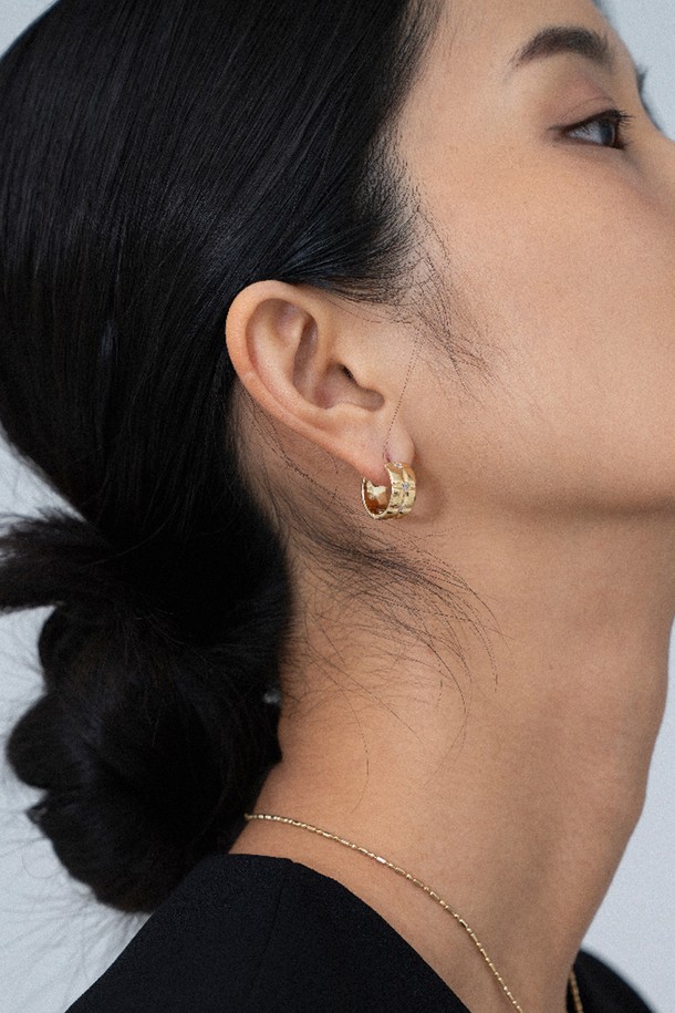 그레이스 이어링 14K 골드 도금 귀걸이는 여성스러운 매력을 더해주는 아이템입니다. 실버925 소재에 큐빅 지르코니아를 세팅하여 우아하고 미니멀한 스타일을 연출합니다. 볼드한 실버 라인을 따라 입체적인 구조로 디자인되었으며, 슬림하고 세련된 라인이 돋보입니다. 가로 약 7.5mm, 세로 10mm 사이즈로 데일리룩과 캐주얼룩은 물론, 모임룩과 소개팅룩에도 잘 어울립니다. 매끄러운 반사면이 특징이며, 14K 골드 도금으로 고급스러움을 더했습니다.
