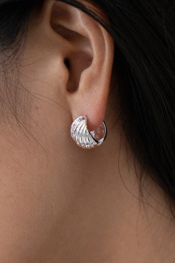 멜로디 라인 이어링 실버는 여성스러움을 극대화하는 이어링입니다. 실버925 소재에 큐빅 지르코니아를 세팅하여 은은하게 빛나며, 귀를 감싸는 곡선 실루엣이 특징입니다. 입체적인 대각선 패턴이 빛을 반사하여 화려함을 더하고, 중앙의 스톤이 포인트를 더해줍니다. 데이트룩, 모임룩, 오피스룩 등 다양한 TPO에 미니멀, 클래식, 시크한 스타일을 연출할 수 있는 세련된 디자인입니다. 사이즈는 9mm x 15mm입니다.
