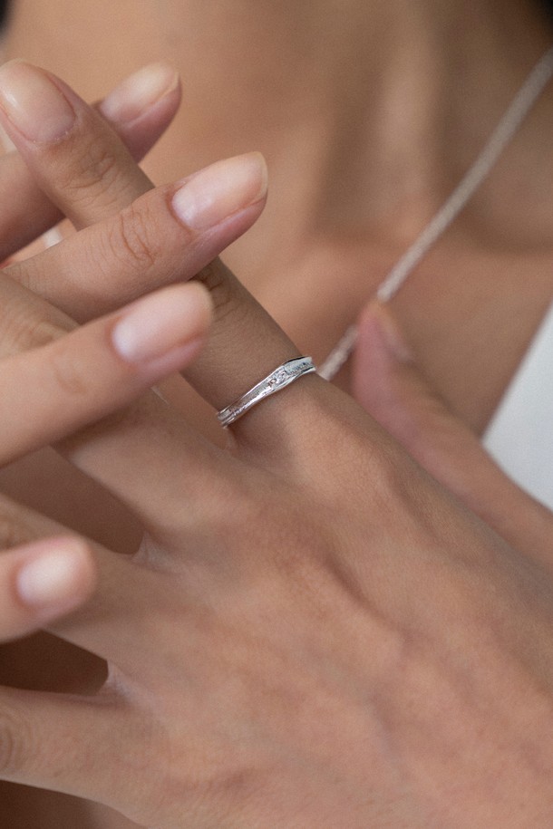 유니티 링 silver M은 남녀 모두 착용 가능한 유니섹스 디자인의 반지입니다. 실버925와 큐빅 지르코니아 소재로 제작되었으며, 미니멀하고 베이직한 스타일을 연출합니다. 심플한 라인과 자연스러운 곡선, 광택과 무광 표면의 조화가 돋보이며, 작은 스톤으로 포인트를 더했습니다. 편안한 착용감을 위한 곡선 디자인과 함께, 데이트룩, 모임룩, 소개팅룩 등 다양한 TPO에 활용 가능합니다.

