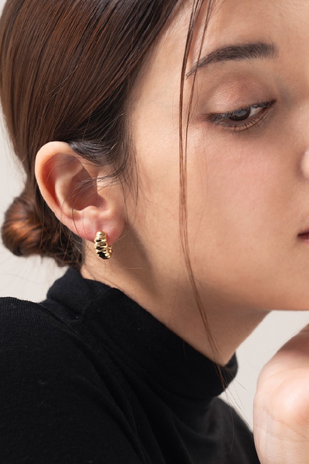 세련된 무드를 연출하는 듄커브 이어링 실버입니다. 금속 소재로 제작되었으며, 미니멀한 스타일과 커브 디자인으로 여성스러운 포인트를 더해줍니다. 데일리룩은 물론, 모임룩에도 잘 어울려 활용도가 높습니다. 실버 컬러가 시원하고 세련된 느낌을 주며, 커스텀 메이드 방식으로 제작되어 더욱 특별합니다. 당신의 스타일을 한층 더 돋보이게 해줄 주얼리입니다.
