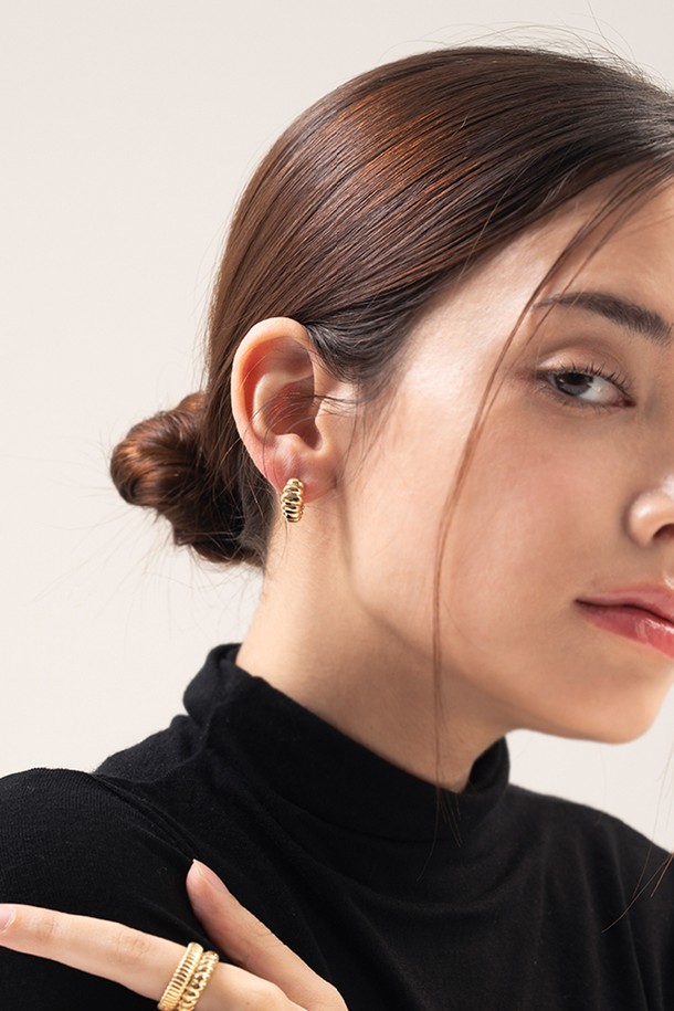 **듄 커브 이어링 14k 골드 도금**은 미니멀하면서도 클래식한 스타일을 추구하는 여성들을 위한 이어링입니다. 14K 골드 도금 소재로 제작되어 고급스러운 광택을 자랑하며, 듄 커브 디자인으로 세련된 포인트를 더했습니다. 오피스룩이나 모임룩 등 다양한 TPO에 매치하여 우아한 분위기를 연출할 수 있습니다. 수작업 방식으로 제작되어 미세 기포가 발생할 수 있으나, 이는 제품의 자연스러운 특징입니다. 데일리 이어링으로 착용하기 좋은 디자인으로, 당신의 스타일을 한층 업그레이드해 보세요.
