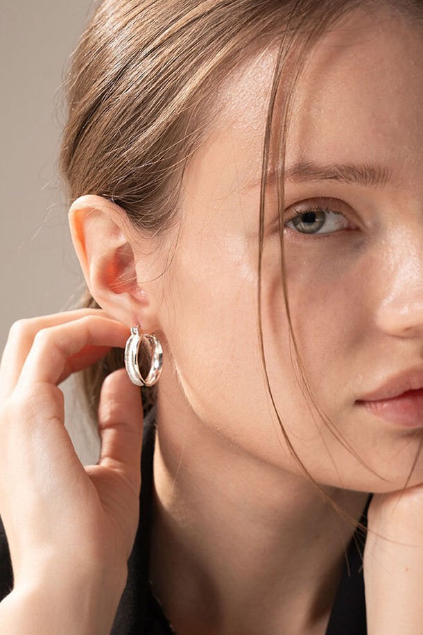 세련된 린넨 소재와 14k 골드 도금의 조화가 돋보이는 린넨후프 귀걸이입니다. 미니멀한 디자인으로 데일리룩은 물론, 모임룩에도 포인트를 더할 수 있습니다. 부드러운 린넨의 질감과 은은하게 빛나는 골드 컬러가 고급스러운 분위기를 연출합니다. 꼼꼼하게 제작되는 커스텀/주문 제작 방식으로, 나만의 특별한 스타일을 완성해보세요. 심플하면서도 세련된 스타일을 추구하는 여성분들께 추천합니다.
