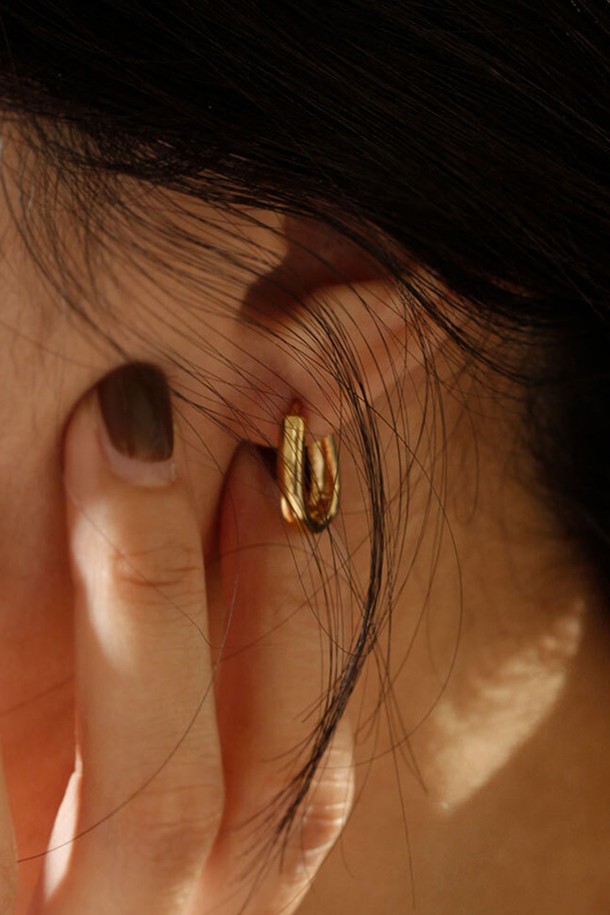 심플한 디자인의 베이직 라운드 귀걸이 실버입니다. 금속 소재로 제작되어 은은한 광택이 돋보이며, 미니멀하고 세련된 스타일을 연출합니다. 라운드 형태는 어떤 룩에도 자연스럽게 어울리며, 데일리 착용으로도 부담 없습니다. 베이직한 디자인으로 유행을 타지 않아 오랫동안 착용할 수 있습니다. 여성스러운 매력을 더해주는 아이템입니다.
