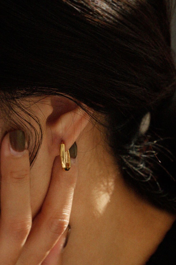 세련된 여성의 스타일을 완성해 줄 베이직 라운드 귀걸이 14k 골드 도금입니다. 미니멀하고 클래식한 디자인으로 데이트룩, 모임룩, 소개팅룩 등 다양한 TPO에 활용하기 좋습니다. 실버925 소재에 14K 골드 도금 마감으로 고급스러움을 더했으며, 라운드형 디자인과 18mm X 3mm의 적절한 사이즈로 세련된 분위기를 연출합니다. 제품 수령 후 3일 이내에 검수해 주세요. 기본 패키지로 제공되며, 캐스팅 공정상 미세한 기포는 불량이 아님을 안내드립니다.
