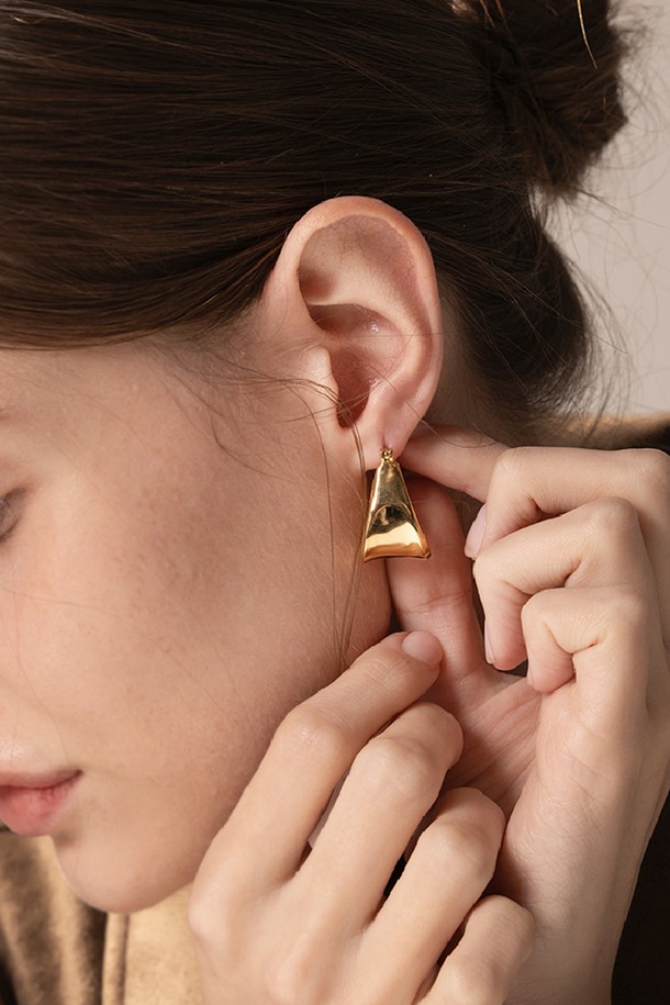 아티스틱 이어링 14k 골드 도금 귀걸이는 여성스러운 매력을 더해줄 아이템입니다. 부드러운 곡선 디자인과 입체적인 볼륨감이 돋보이며, 모던하면서도 럭셔리한 분위기를 연출합니다. 실버 925 소재에 14K 골드 도금 처리를 하여 고급스러움을 더했습니다. 데이트룩, 모임룩, 소개팅룩 등 다양한 TPO에 활용 가능하며, 미니멀, 클래식, 시크 스타일을 즐겨 입는 분들께 추천합니다. 16mm x 25mm 사이즈로, 세련된 포인트를 더해줍니다.
