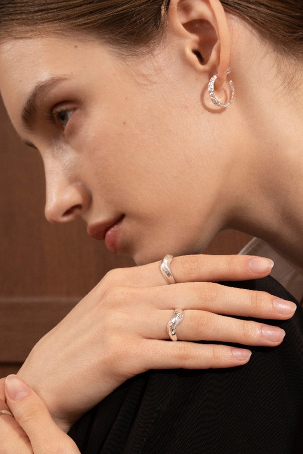 미니멀한 디자인이 돋보이는 크레이터 이어링 M입니다. 에폭시 소재와 실버 컬러의 조화로 사계절 내내 데일리 액세서리로 활용하기 좋습니다. 크레이터 디자인이 돋보이며, 모임룩, 클래식, 시크 스타일을 연출하기에 적합합니다. 커스텀메이드 방식으로 제작되어 특별함을 더하며, M 사이즈로 세련된 분위기를 선사합니다. 제작 공정상 미세한 기포가 발생할 수 있으며, 천연석 사용 시 색상 차이 및 내포물이 존재할 수 있습니다.
