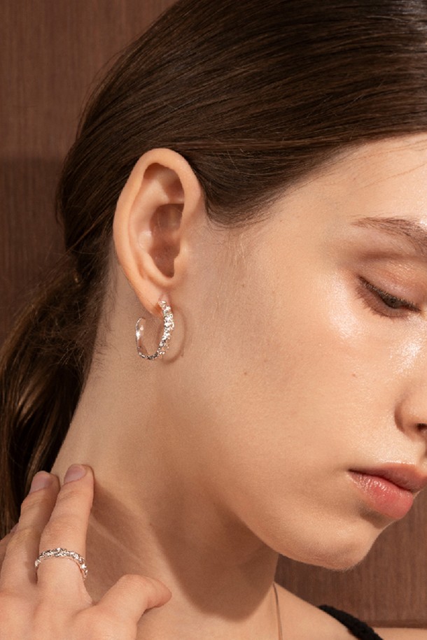 "크레이터 이어링 L"은 크레이터 텍스처가 돋보이는 실버925 소재의 여성용 이어링입니다. 불규칙한 표면과 L 사이즈(3.5mm x 21mm) 디자인으로, 다각도에서 빛을 받아 화려하게 반짝입니다. 데일리룩은 물론, 모임룩과 같은 포멀한 TPO에도 스타일리시하게 연출할 수 있습니다. 클래식, 미니멀, 시크 스타일을 즐겨 입는 분들께 추천하며, 결제 확인 후 7-14일의 제작 기간을 거쳐 수령 후 3일 이내 교환/반품이 가능합니다. 불규칙한 표면의 섬세한 텍스처가 세련된 포인트를 더합니다.
