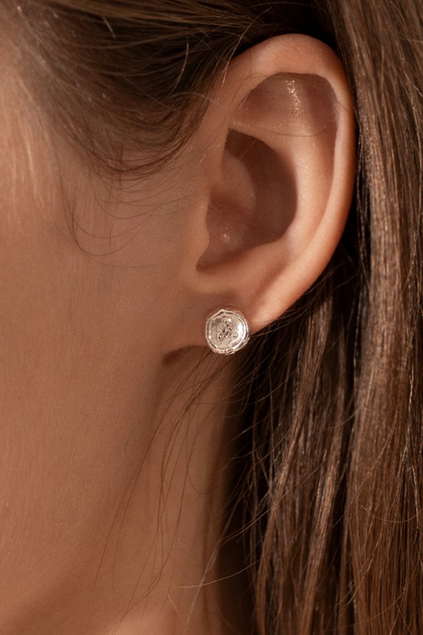 세련된 실버 듀 이어링은 미니멀하고 시크한 스타일을 추구하는 여성분들을 위한 이어링입니다. SILVER925 소재에 러프한 텍스처와 비정형적인 디자인, 유연한 곡선, 그리고 큐빅지르코니아 장식이 더해져 은은한 포인트를 선사합니다. 양쪽 디자인이 달라 더욱 특별하며, 데일리룩과 오피스룩, 데이트룩 등 다양한 TPO에 매치하기 좋습니다. 8mm 사이즈로 부담 없이 착용 가능하며, 제작 기간은 7-14일, 배송은 우체국 택배로 진행됩니다.
