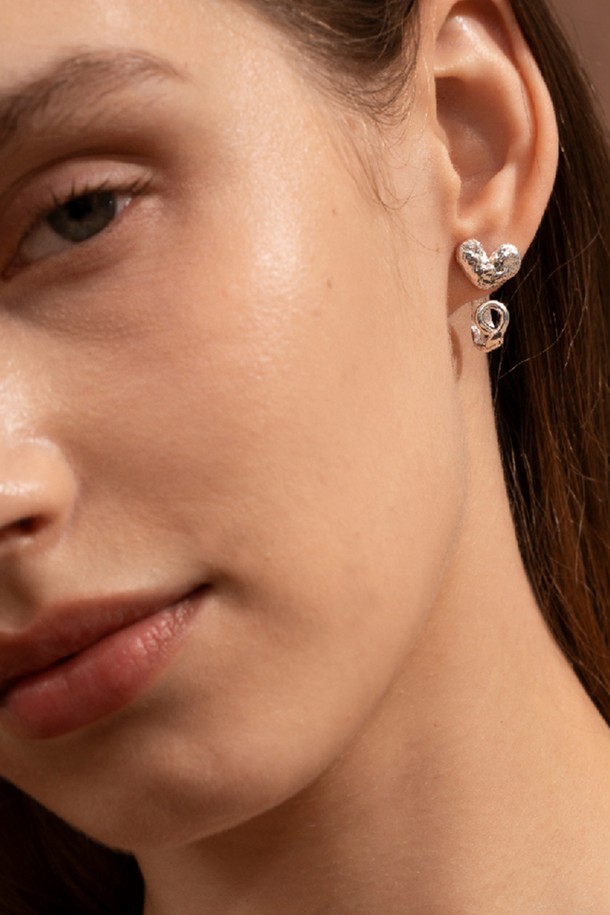 사랑스러운 트윈 하트 디자인이 돋보이는 이어링입니다. 실버 컬러의 금속 소재로 제작되어 세련된 느낌을 더하며, 페미닌하고 러블리한 스타일을 연출합니다. 데이트룩, 소개팅룩, 모임룩 등 다양한 TPO에 매치하여 로맨틱하고 걸리시한 분위기를 연출할 수 있습니다. 미니멀한 스타일을 선호하는 분들께도 추천하며, 하트 모티브 디자인으로 포인트를 더했습니다. 특별한 날, 당신의 사랑스러움을 더욱 돋보이게 해줄 커스텀 제작 캐스팅 제품입니다.
